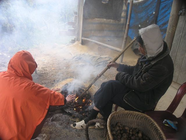 Nhiều bếp lửa nhóm ven đường phục vụ khách đi du lịch Sa pa ghé vào sưởi ấm