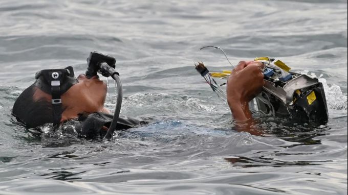 Tai nạn máy bay Indonesia: Thợ lặn tìm thấy lốp xe và nhiều mảnh vỡ của máy bay rơi