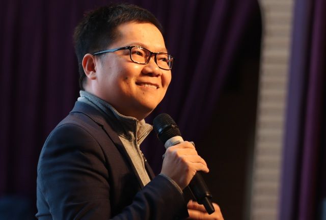 Thầy Nguyễn Chí Hiếu, bằng tiến sĩ Đại học Stanford (Mỹ), thủ khoa MBA Đại học Oxford (Anh).