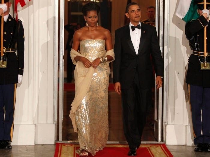 Cùng năm đó, Obama củng cố mình trở thành một biểu tượng thời trang khi cô mặc một chiếc váy màu sâm panh đến một bữa tối cấp nhà nước.