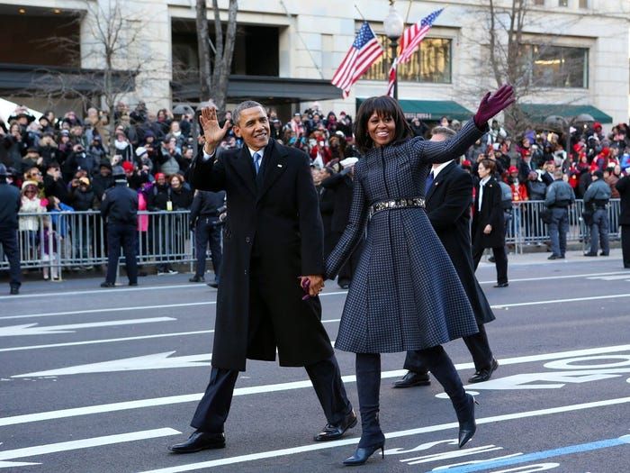 Trong cuộc diễu hành Ngày nhậm chức lần thứ hai, vào năm 2013, Obama mặc một chiếc áo khoác dài đến đầu gối có thắt lưng.