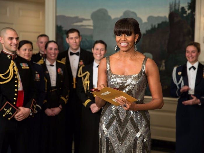 Obama cũng mặc một chiếc váy ánh bạc để công bố người chiến thắng Giải thưởng của Viện hàn lâm năm 2013 cho bức ảnh đẹp nhất.