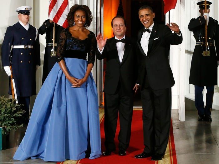 chiếc váy dài có màu xanh da trời, bồng bềnh tới một bữa tối cấp nhà nước.