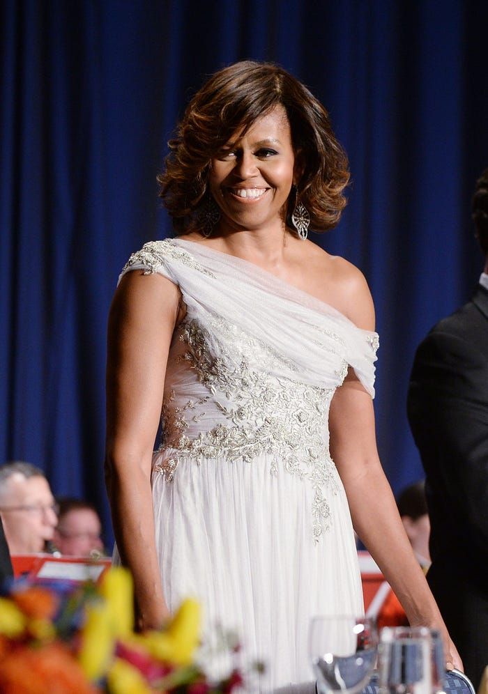 Tại Bữa tối thường niên lần thứ 100 của các phóng viên Nhà Trắng vào năm 2014, Obama mặc một chiếc váy trắng có nhiều chi tiết.