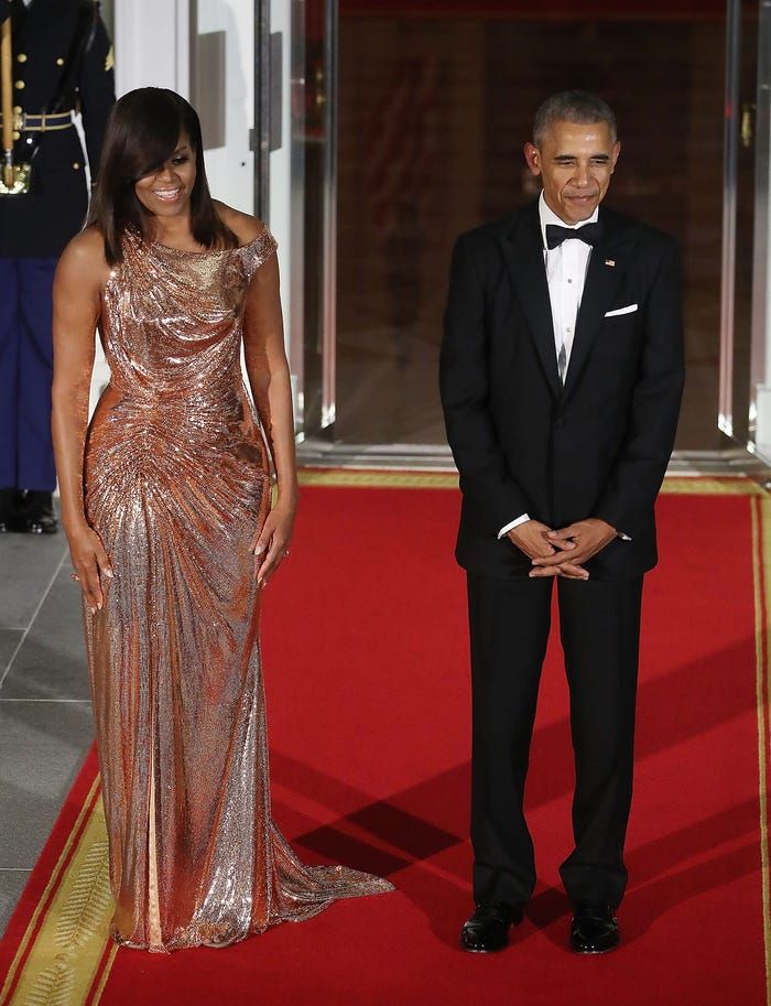 Tại bữa tối cuối cùng của nhà nước, Obama mặc một chiếc váy lấp lánh của Versace.