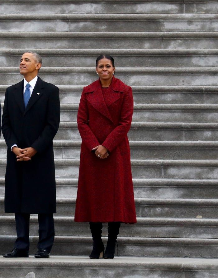 Tại lễ nhậm chức của Donald Trump vào năm 2017, Obama mặc một chiếc váy màu đỏ.