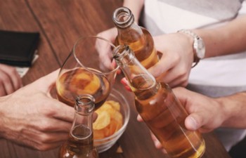 Hơn 70 người tử vong do uống rượu không rõ nguồn gốc tại Ấn Độ
