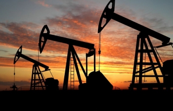 Giá dầu thế giới rơi xuống mức thấp nhất trong hơn một năm do virus corona