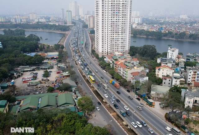 trưa 6/2, tại khu vực đường vành đai 3 trên cao, đoạn từ nút giao Đại lộ Thăng Long đến nút giao cầu Linh Đàm, xảy ra tình trạng ùn ứ phương tiện giao thông kéo dài hàng cây số. 