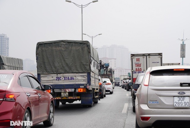 Đến hẹn lại lên, cứ mỗi dịp sát Tết, đường phố Hà Nội lại kẹt cứng các phương tiện tham gia giao thông, đặc biệt là các cửa ngõ thủ đô.