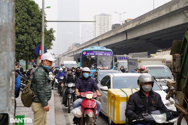 Vào lúc 11h30, tại khu vực đường Khuất Duy Tiến hướng về Nguyễn Xiển, các phương tiện giao thông tăng đột biến, khiến giao thông ở nơi đây xảy ra tình trạng hỗn loạn.