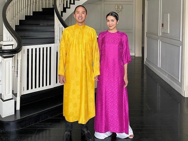 Bên nhau một thập kỷ, vợ chồng Tăng Thanh Hà - Louis Nguyễn vẫn giữ thói quen cùng diện áo dài truyền thống trong những ngày đầu năm.
