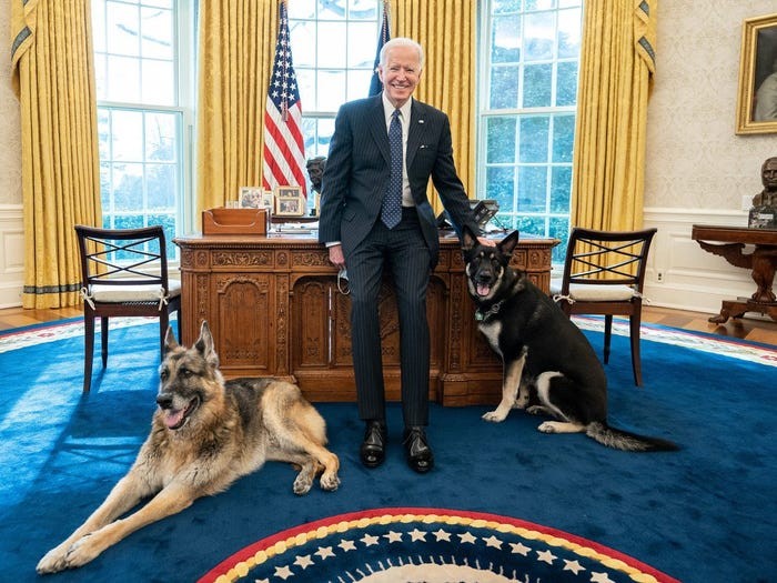 chính thức chuyển đến Nhà Trắng cùng vợ, Jill và hai chú chó của họ, Major và Champ, vào ngày 20 tháng 1.