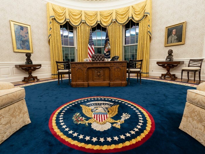 Trong số đó có Phòng Bầu dục. Đây là không gian làm việc chính thức của tổng thống, nơi ông gặp gỡ hoặc nhận cuộc gọi với các nguyên thủ quốc gia, các nhà ngoại giao và nhân viên của mình.