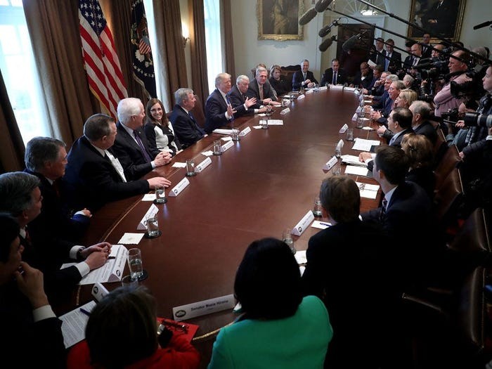 Phòng Nội các là nơi tổng thống gặp gỡ các bộ trưởng của mình. Theo thông lệ, tổng thống thường ngồi gần giữa bàn.