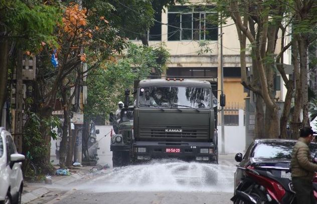 Xe Quân đội triển khai tiêu độc khử trùng khu phố có bệnh nhân nhiễm Covid-19 ở Hà Nội