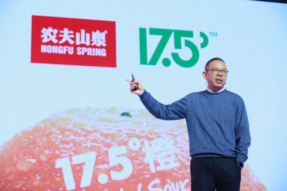 Ông Chung Thiểm Thiểm, người sáng lập hãng nước khoáng Nongfu Sping. Ảnh: Zhejiang online