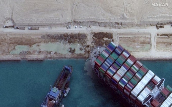 Tàu Ever Given mắc kẹt tại kênh Suez từ ngày 23/3. Ảnh: Maxar Technologies