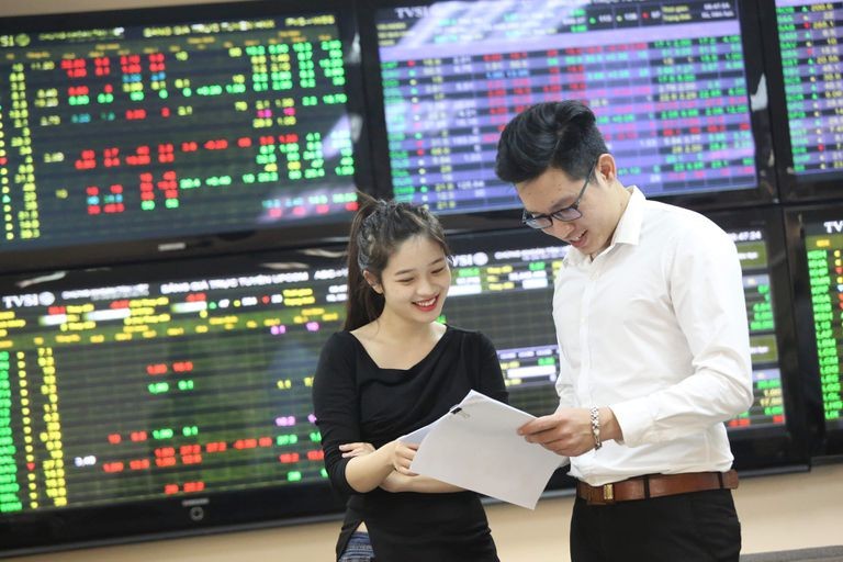 Nguồn vốn nhàn rỗi trong nền kinh tế khá lớn là điều kiện rất thuận lợi để phát triển thị trường chứng khoán Việt Nam. (Nguồn: Thanh niên)