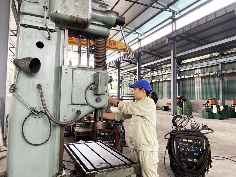 Công nhân Công ty CP Cơ khí ô tô Uông Bí làm chủ thiết bị hiện đại trong sản xuất.