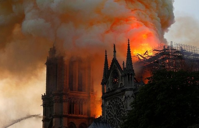 15 giờ chiến đấu với "giặc lửa" để cứu Nhà thờ Đức Bà Paris