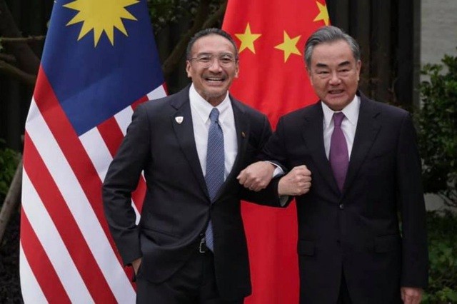 Ngoại trưởng Malaysia Hishammuddin Hussein (trái) và Ngoại trưởng Trung Quốc Vương Nghị (Ảnh: Reuters).