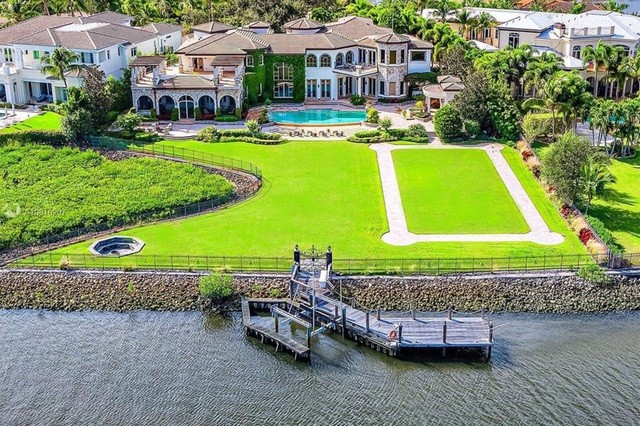 New York Post đưa tin, Trump Jr., 43 tuổi và bạn gái Kimberly Guilfoyle, 52 tuổi, đã quyết định chi 9,7 triệu USD để mua một dinh thự ở bang Florida.
