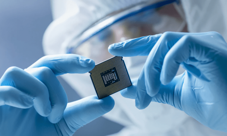 Intel muốn bắt đầu sản xuất chip tại các nhà máy của mình trong vòng 6 - 9 tháng tới.