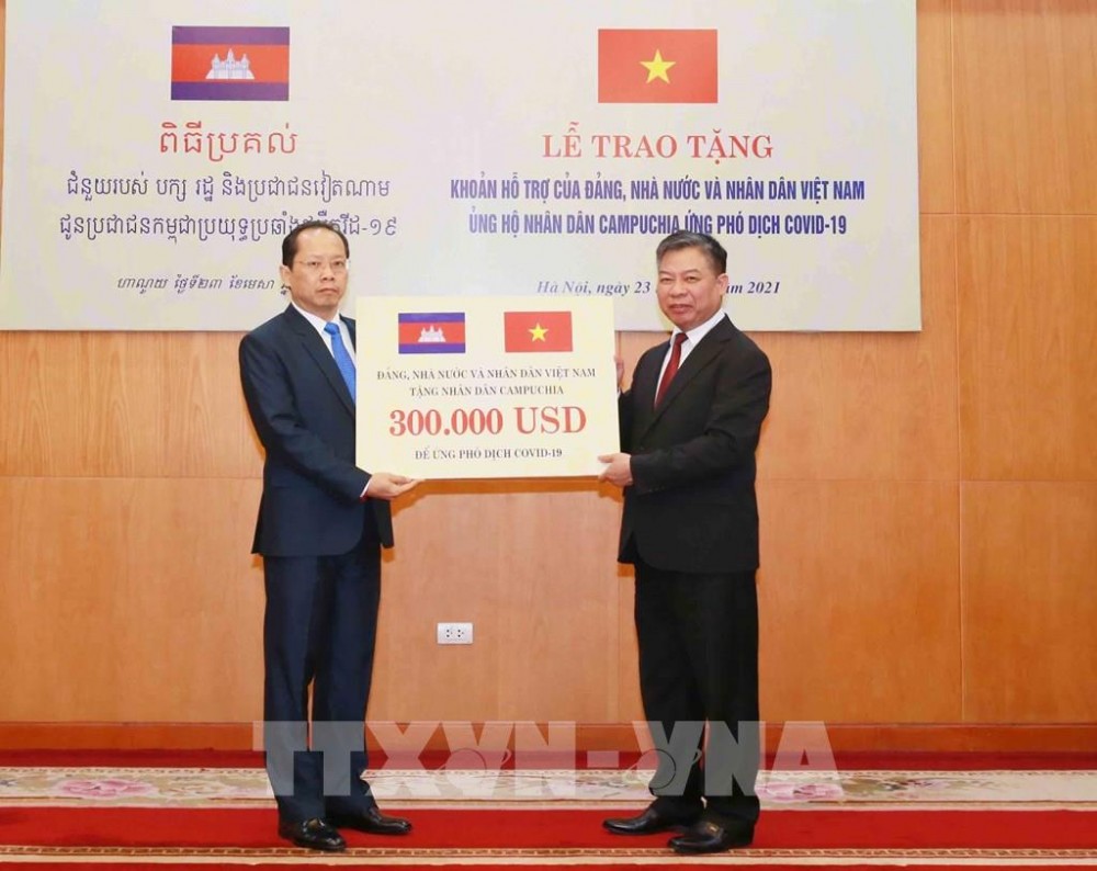 Phó Trưởng ban Thường trực Ban Đối ngoại Trung ương Nguyễn Huy Tăng đã trao tặng cho Đại sứ Vương quốc Campuchia tại Việt Nam Chhay Navuth 