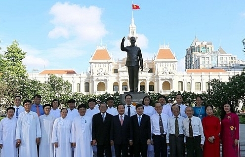 Dâng hương tưởng niệm Chủ tịch Hồ Chí Minh tại thành phố mang tên Bác