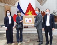Đại sứ quán Việt Nam tại Pháp trao tặng khẩu trang cho nhân dân Pháp