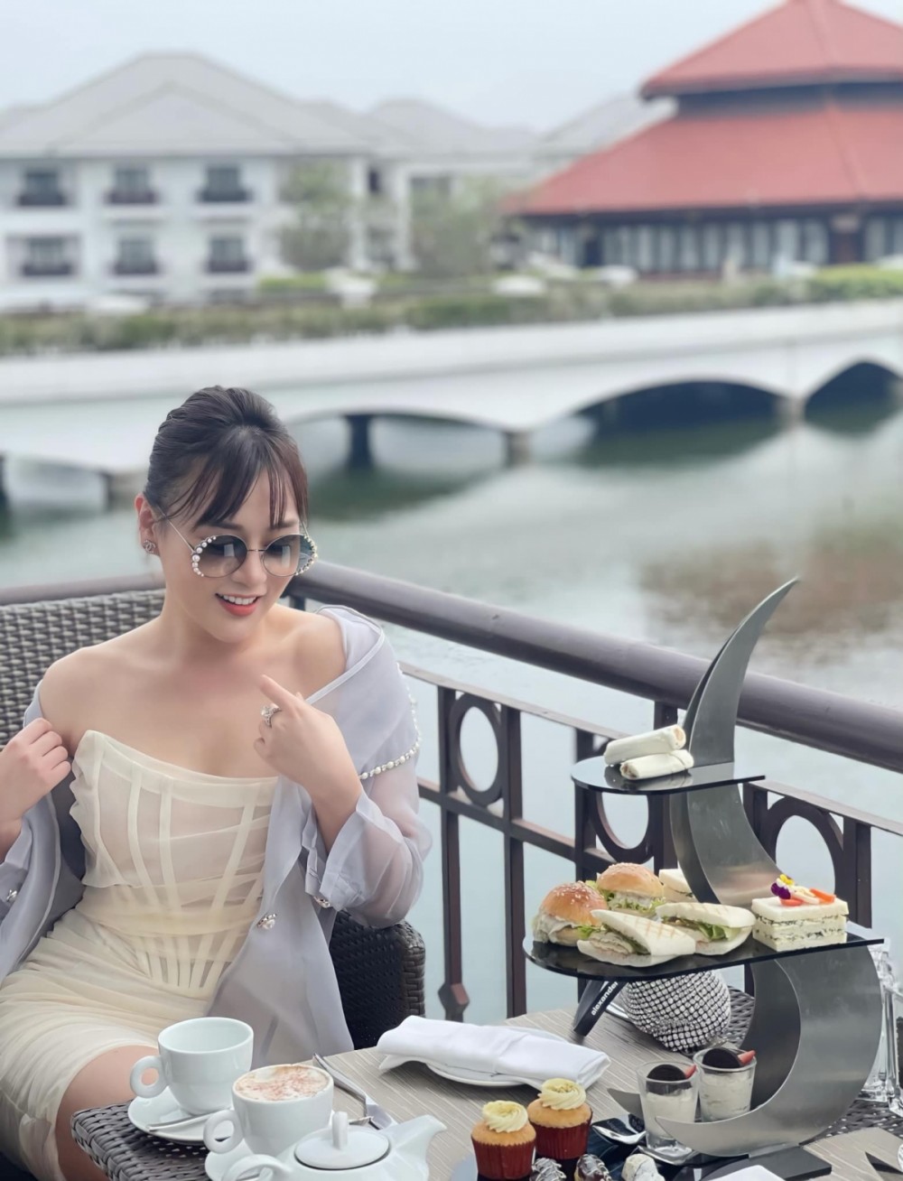 Phương Oanh diện đầm bó sát, khoe bữa tiệc trà chiều tại một khách sạn hạng sang ở Hà Nội.