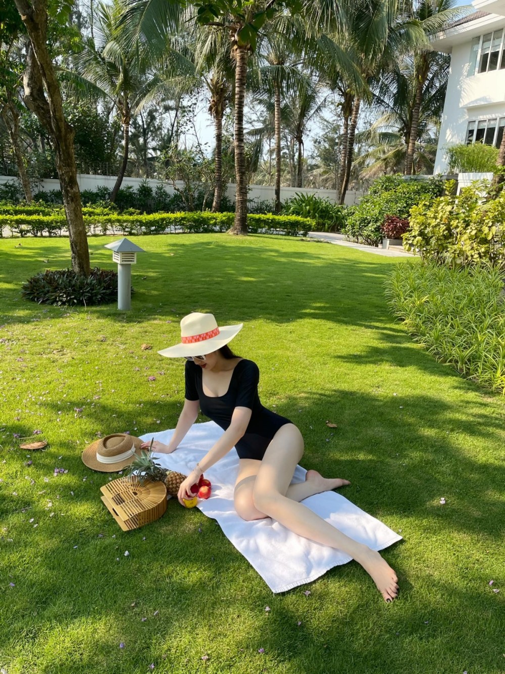 Á hậu Dương Tú Anh diện bikini xinh xắn mà vẫn kín đáo, khoe vòng eo con kiến và đôi chân dài thẳng tắp khi đi nghỉ lễ.