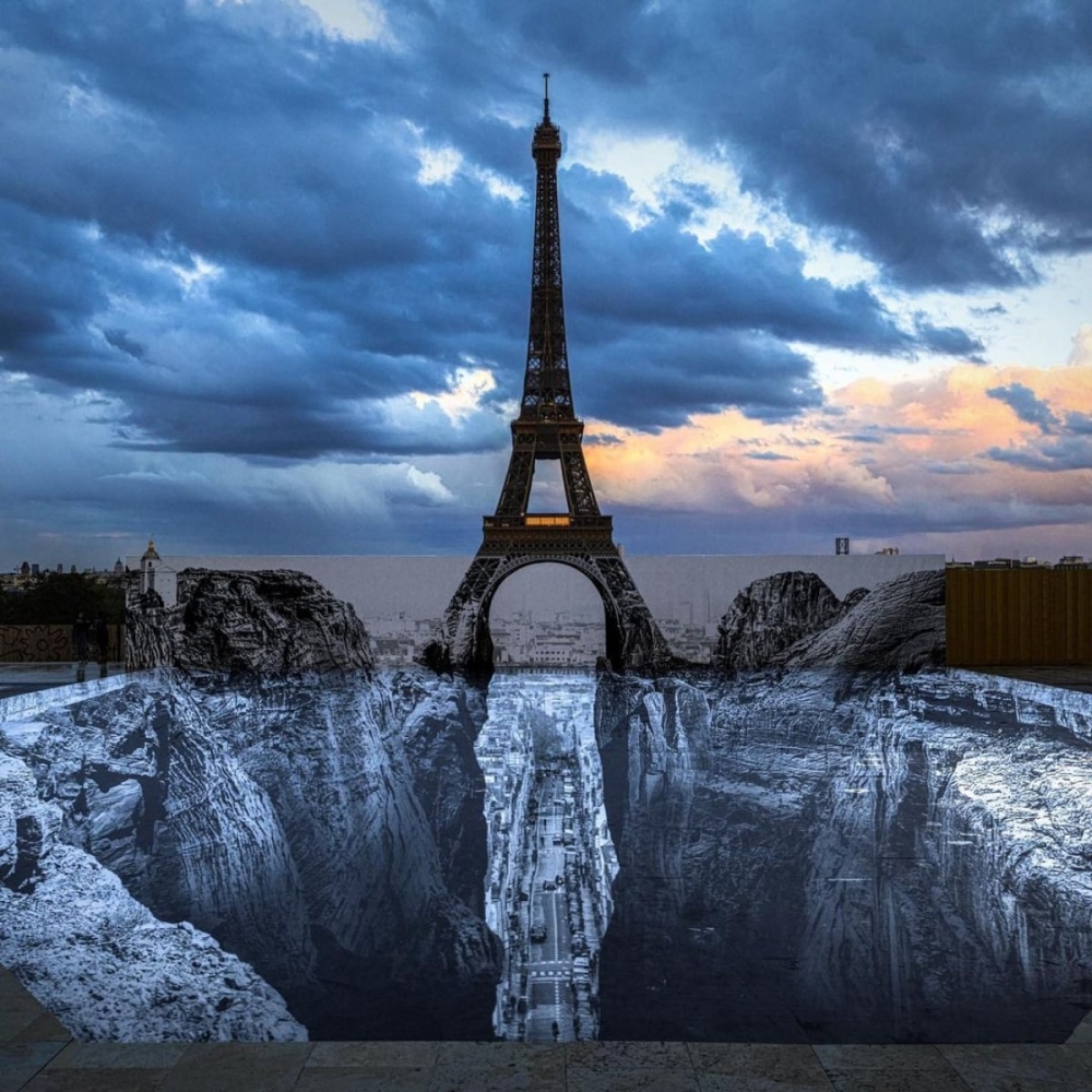 Tác phẩm của JR tại quảng trường Trocadero, với tháp Eiffel xuất hiện phía sau.Nguồn: JR Instagram