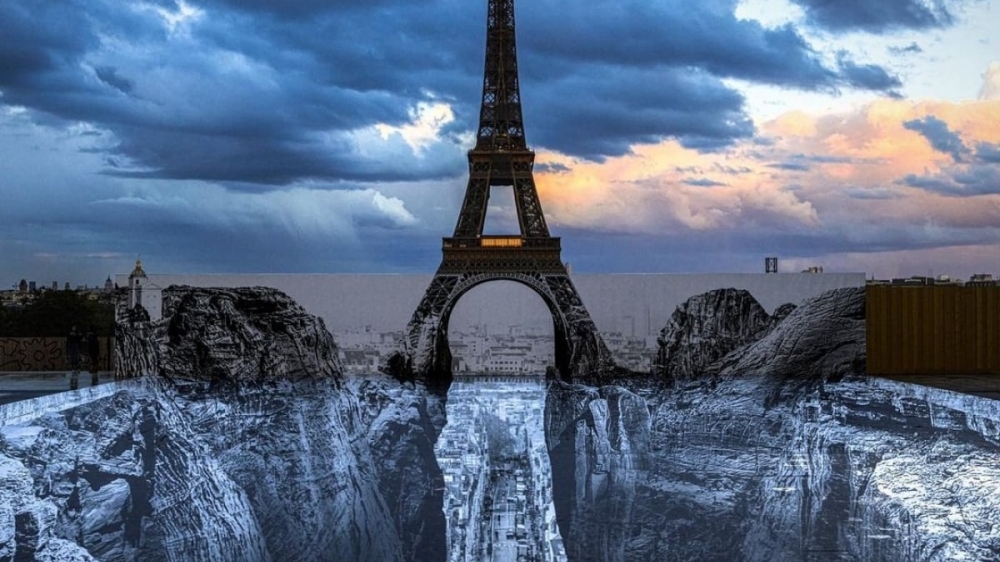 Choáng với hình ảnh tháp Eiffel treo trên vách đá