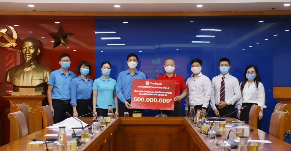 SeABank đã trao ủng hộ 600 triệu đồng cho Quỹ phòng chống COVID-19 của Tổng Liên đoàn Lao động Việt Nam.