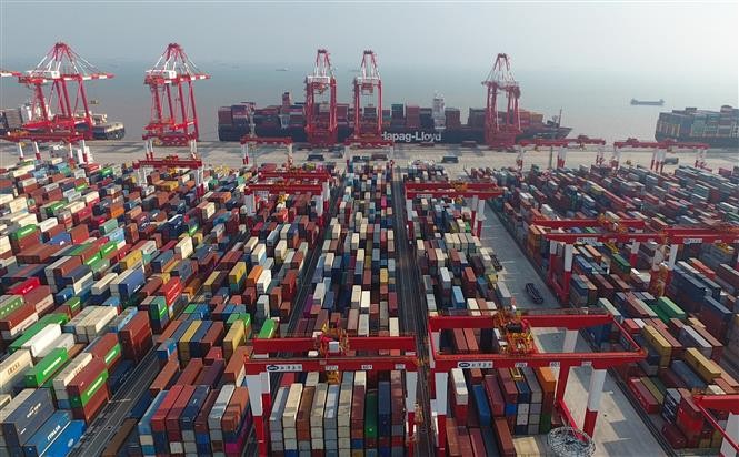 Hàng hóa được xếp tại cảng nước sâu Dương Sơn, miền Đông Trung Quốc chuẩn bị xuất khẩu. (Nguồn: Tân Hoa xã)