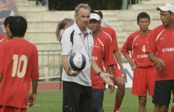 Austria Wien từng sở hữu một 'siêu tiền đạo' mang tên HLV Alfred Riedl