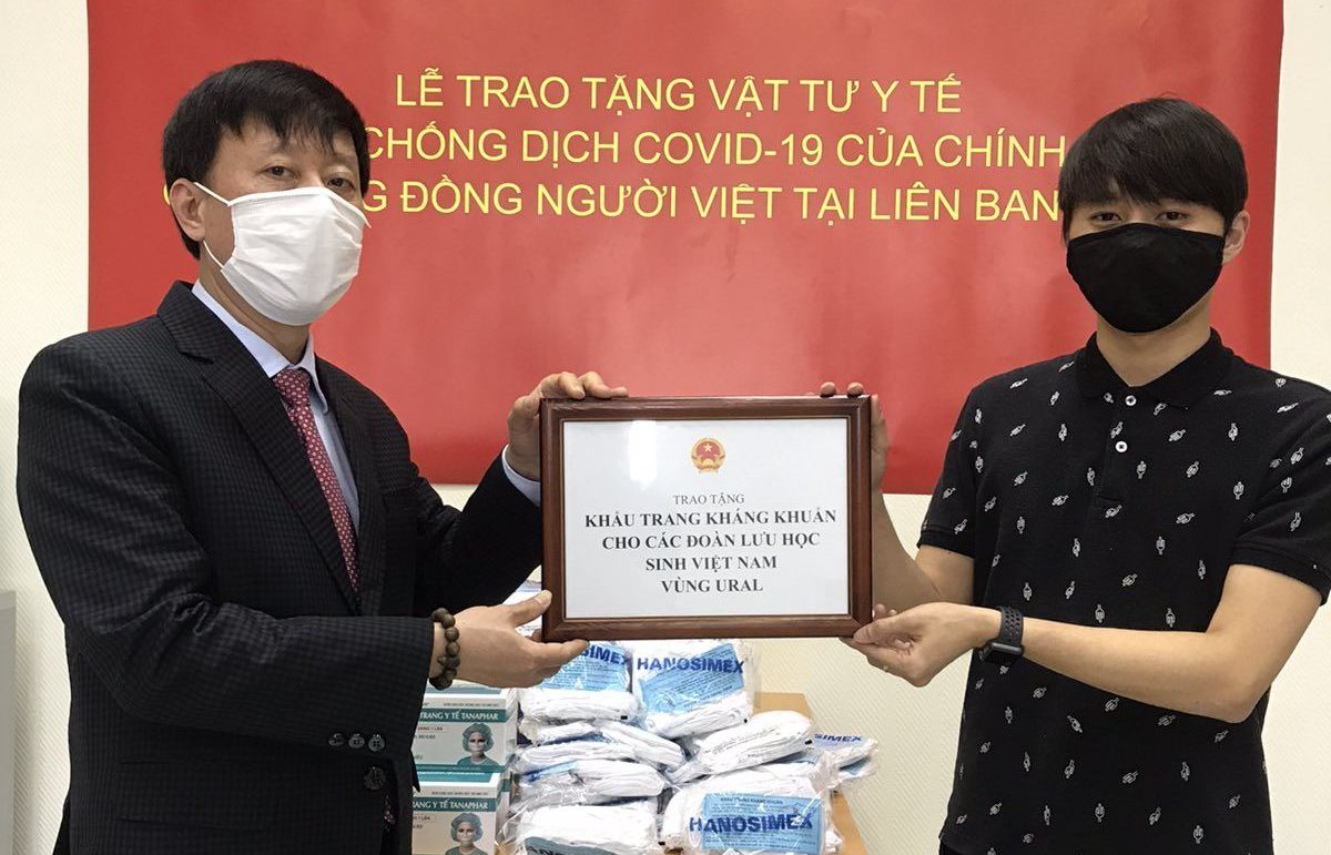 Người Việt tại Nga đón nhận lô khẩu trang y tế do Chính phủ Việt Nam gửi tặng