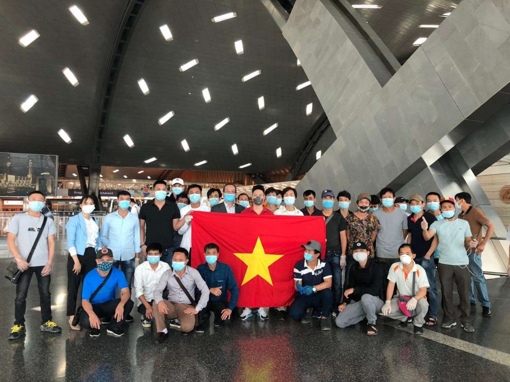 3244 cong dan len may bay tyi qatar 2