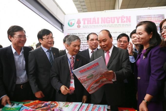 Chủ tịch nước Nguyễn Xuân Phúc) thăm gian trưng bày toàn cảnh báo chí Thái Nguyên tại Hội báo toàn quốc năm 2019