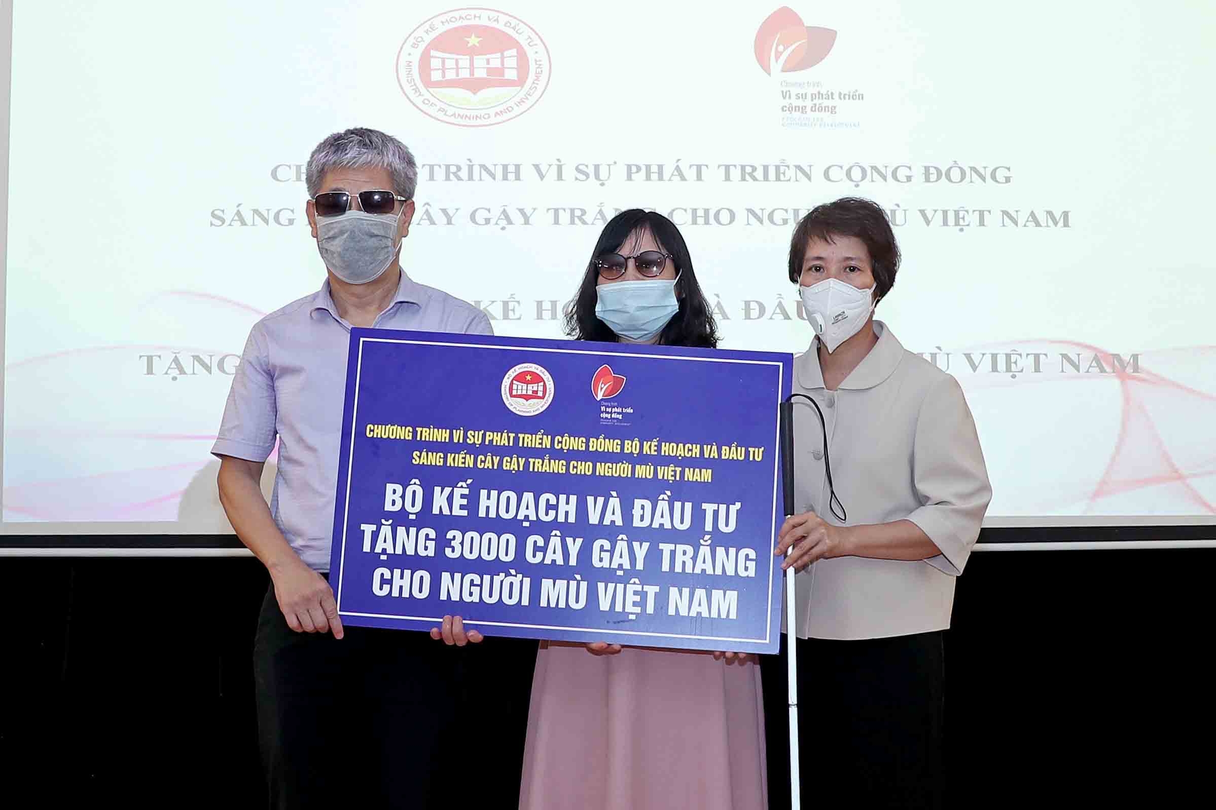 Bộ Kế hoạch và Đầu tư trao 3.000 cây gậy trắng cho người mù Việt Nam