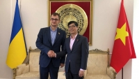 Đại sứ Nguyễn Hồng Thạch làm việc với Chủ tịch Hội nghị sĩ hữu nghị Ukraine với Việt Nam