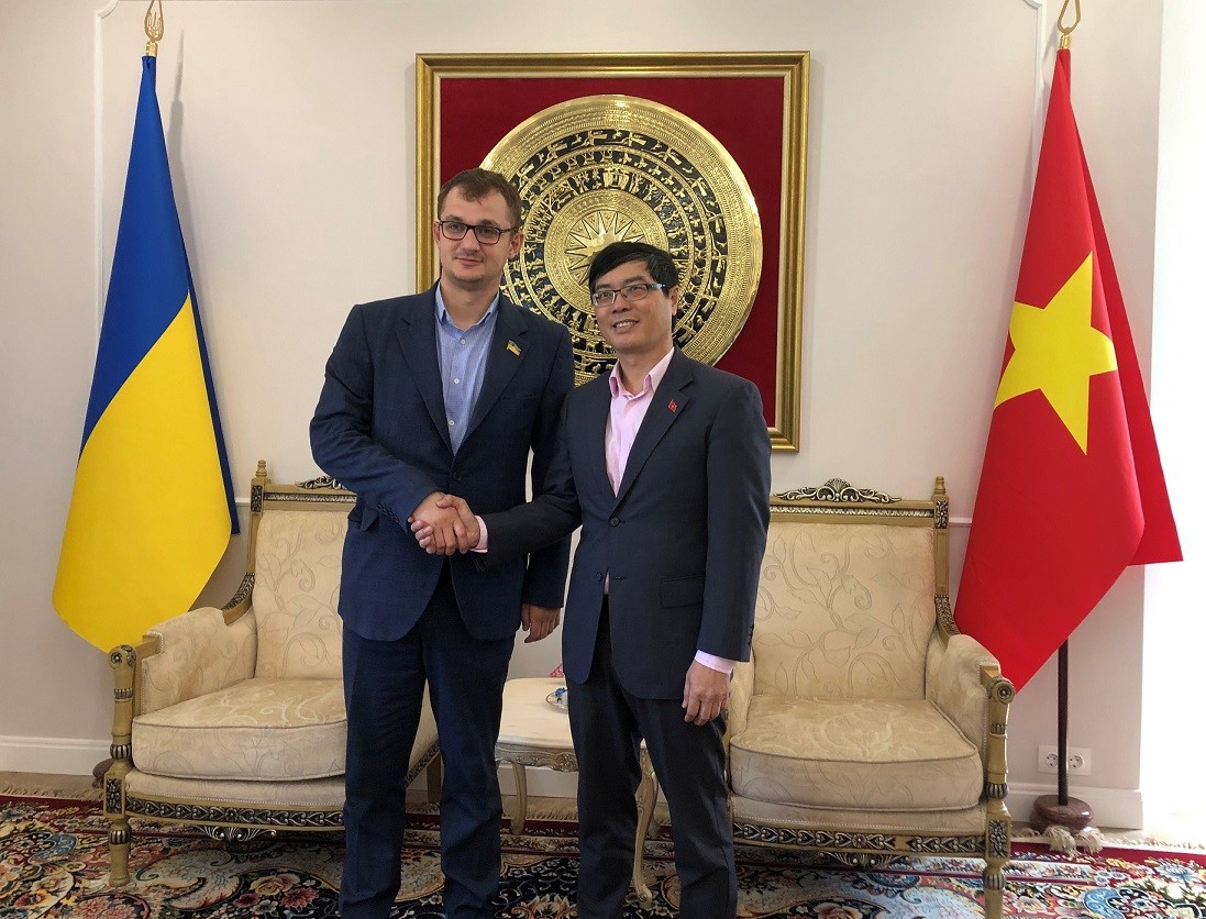  Đại sứ Nguyễn Hồng Thạch tiếp Chủ tịch Hội Nghị sỹ Hữu nghị Ucraina với Việt Nam. 