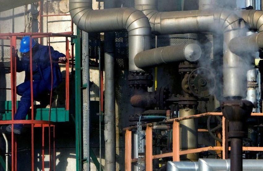 Công nhân làm việc tại nhà máy dầu Repsol SA ở Tây Ban Nha. (Nguồn: Reuters)