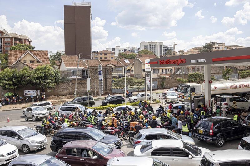 Những người lái xe ô tô xếp hàng tại một trạm xăng ở Nairobi, Keny. (Nguồn: Bloomberg)