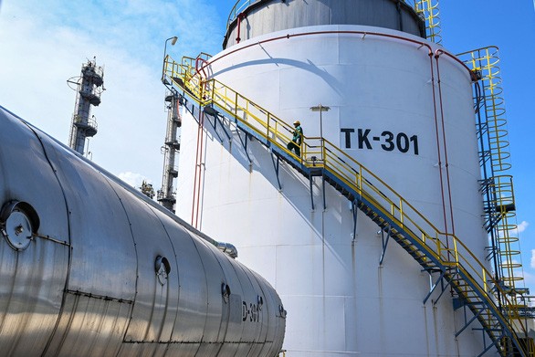 Bồn chứa dầu tại Nhà máy lọc dầu Duna của Hungary, nơi tiếp nhận dầu thô của Nga thông qua đường ống Druzhba - Ảnh: AFP