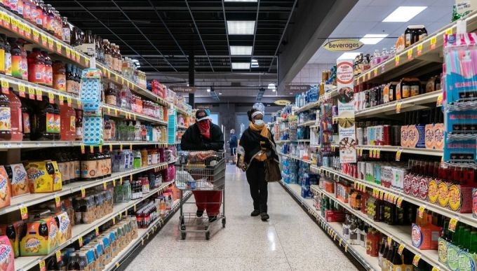 Người dân mua sắm trong một siêu thị ở Missouri, Mỹ (Nguồn: Reuters)