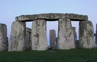 Bãi đá Stonehenge có thể được xây dựng nhờ… mỡ lợn