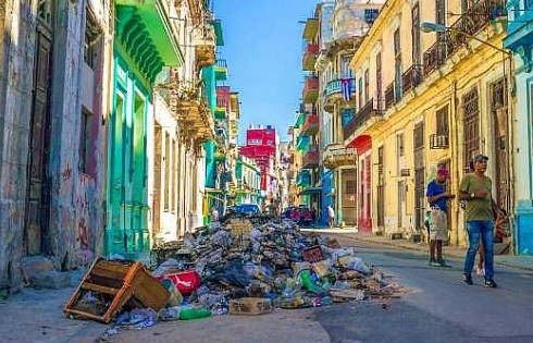 Các địa điểm nổi tiếng thế giới 'ngập' trong rác thải
